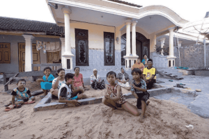 Kebiasaan Unik Orang Sumenep Tidur di Pasir untuk Menjaga Kesehatan