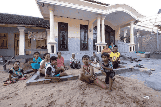 Kebiasaan Unik Orang Sumenep Tidur di Pasir untuk Menjaga Kesehatan