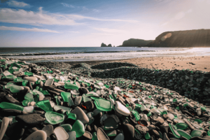 Pantai Kaca yang Memukau Kisah Transformasi Glass Beach di Fort Bragg